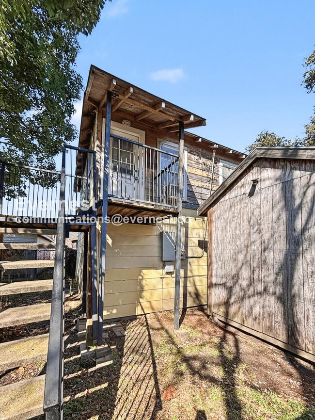 Building Photo - 203 W Lobit Ave