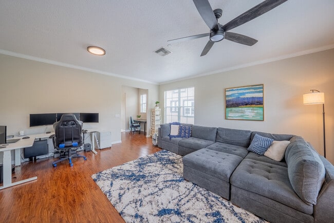 Building Photo - Town Home For Rent in Lake Brandon!