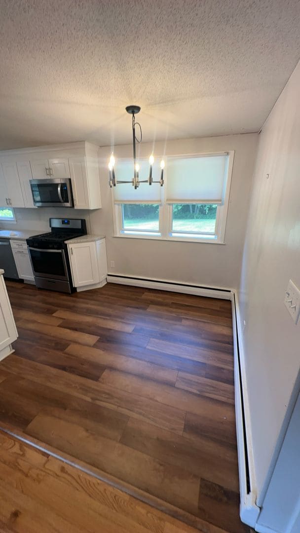 Building Photo - Quaint Single Family in Mystic!