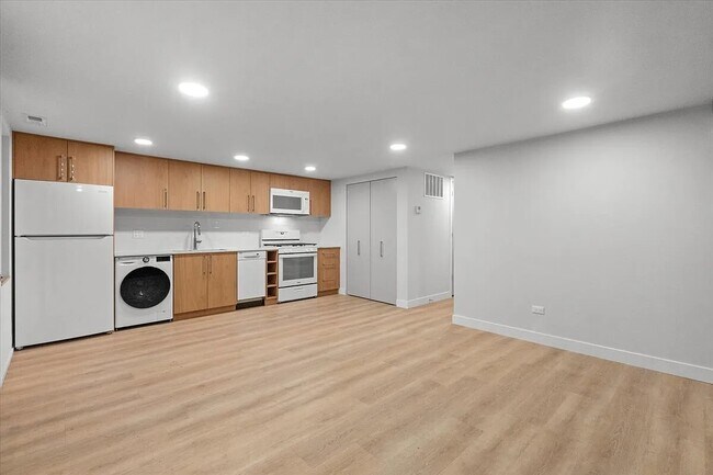 Building Photo - 927 N Mozart St