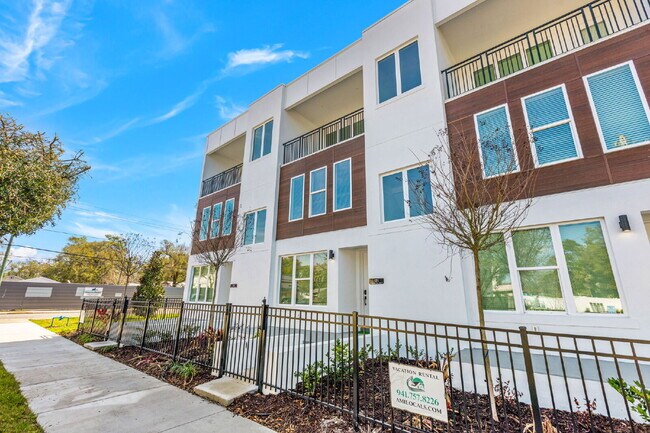 Building Photo - Beautiful 3 Bedroom Townhouse Minutes From...