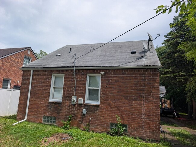 Building Photo - 3 bedroom 1 bath Detroit westside near 8 m...