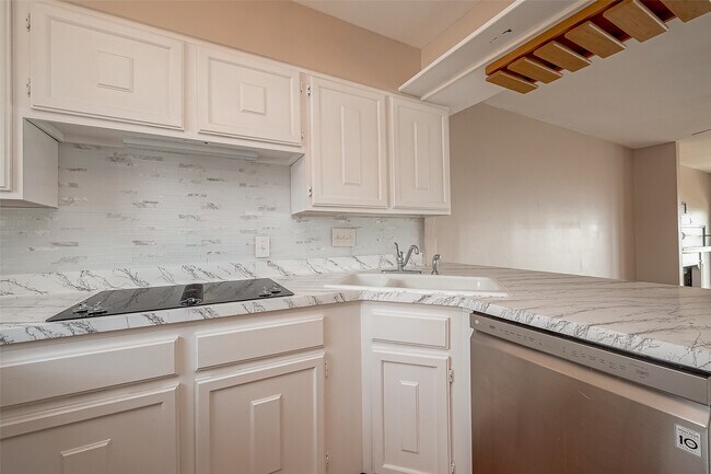 Building Photo - 10 Mariner Village Dr