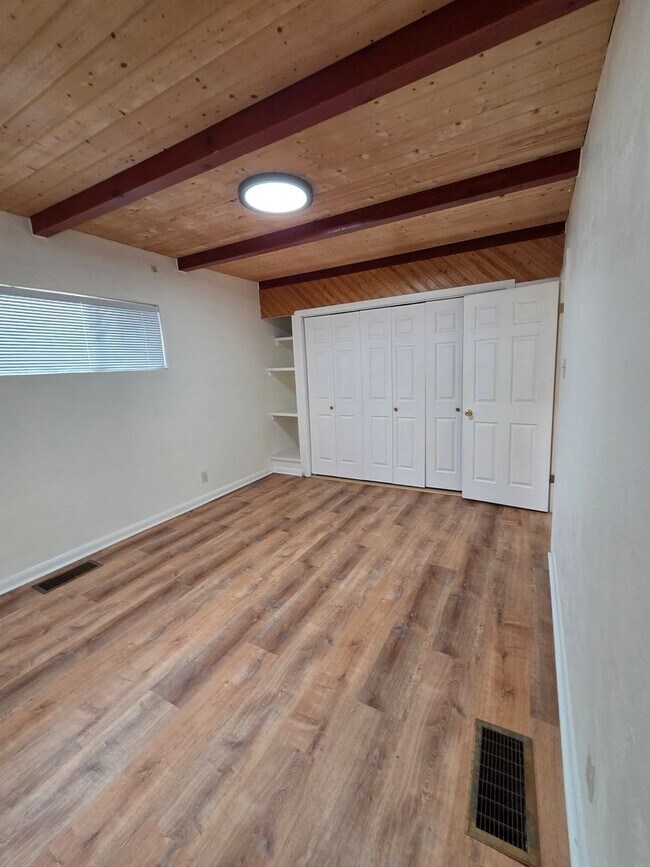 Building Photo - 1428 Vassar Dr NE