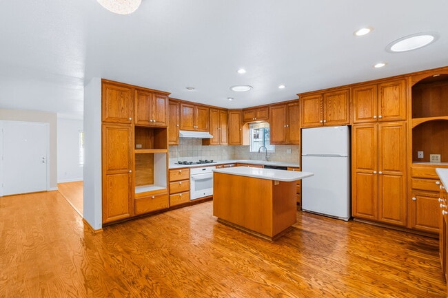 Building Photo - 2039 Village Wood Rd