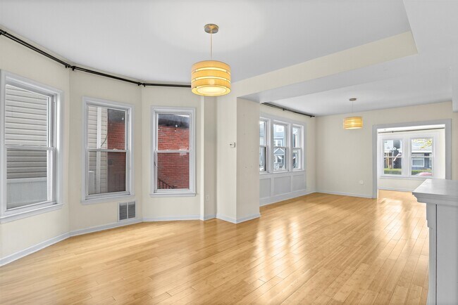 Building Photo - 37 E 35th St