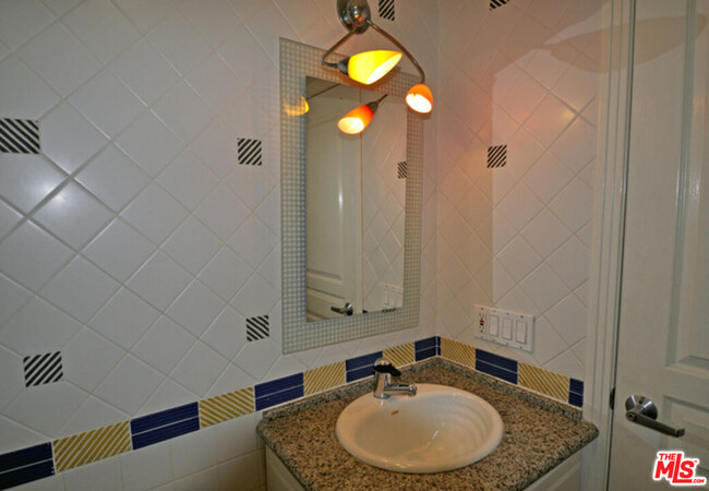 Building Photo - 3971-3971 Fredonia Dr
