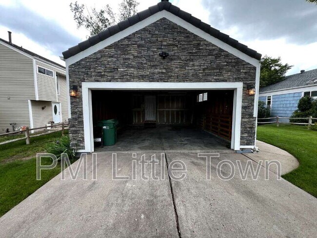 Building Photo - 10772 W Berry Ave