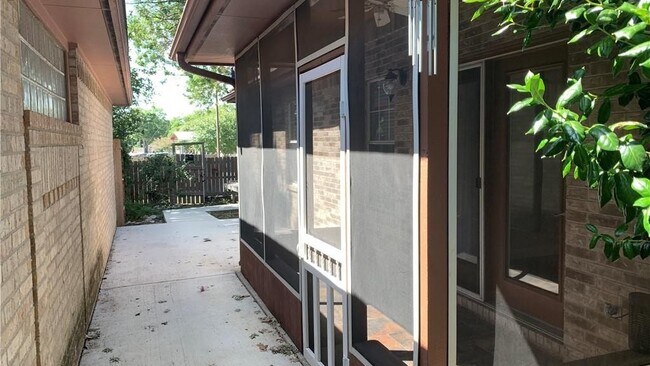 Building Photo - 725 Woodrow Cir