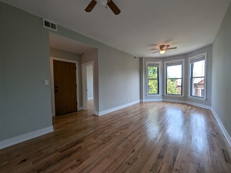 Building Photo - 635 W Oakdale Ave