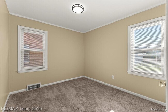 Building Photo - 3339 Lincoln St