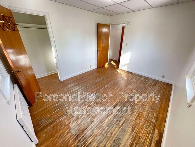 Building Photo - 517 12th Ave N