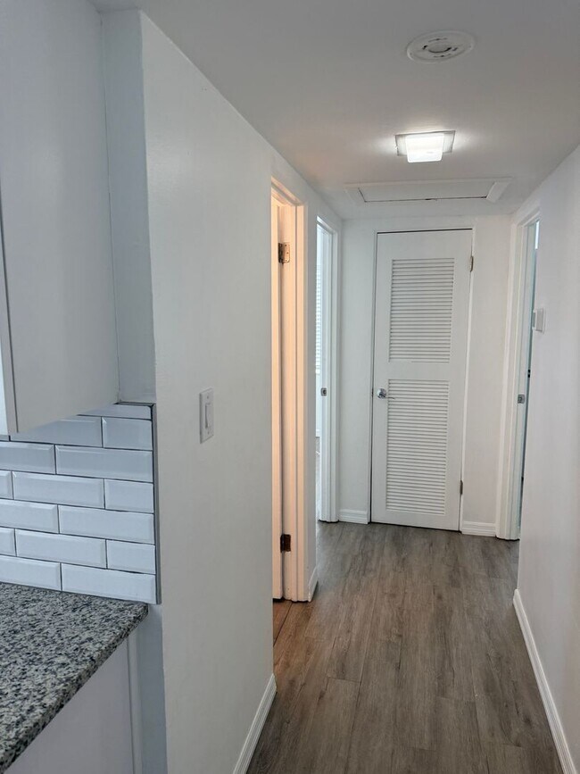 Building Photo - 2 Bedroom 1 Bath Home with Den/Office