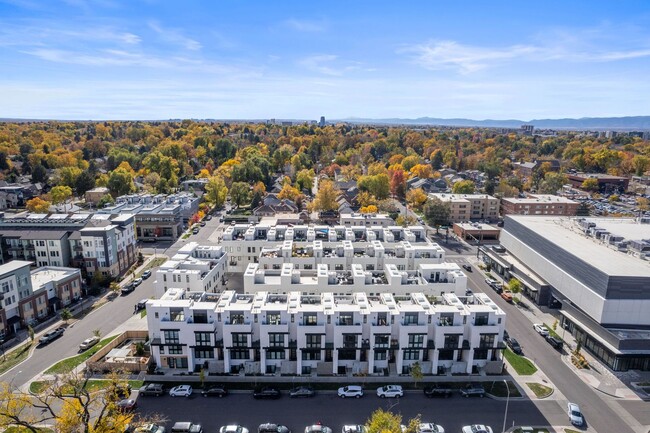 Building Photo - LUX 3BD, 5BA Townhome Near Cherry Creek, C...