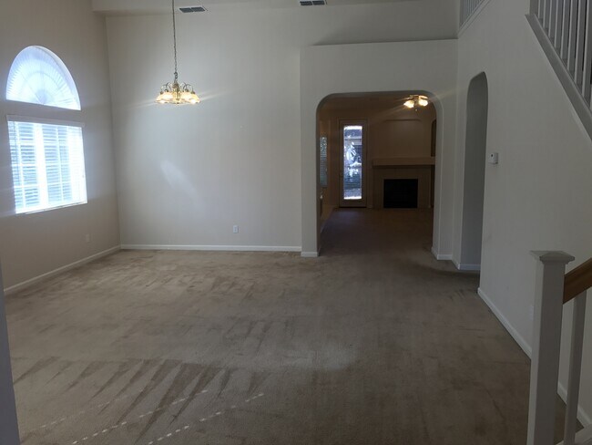 Building Photo - Beautiful 4 Bedroom, 2.5 Bath Master BR downstairs Tracy Home