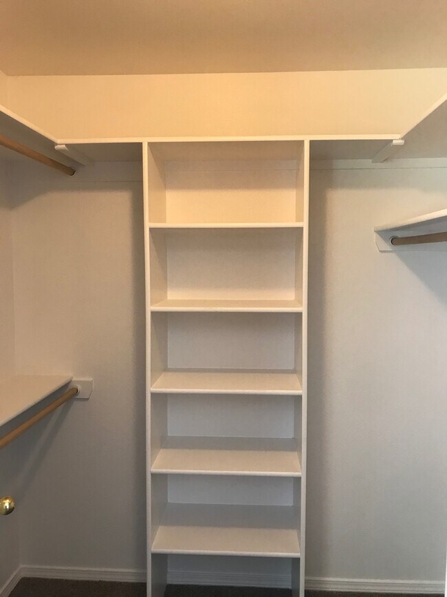 Building Photo - 3 Bed/2 bath...Newer Carpet and Flooring.....