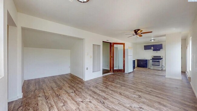 Building Photo - 3 bedroom, 3 bath home in Kennewick