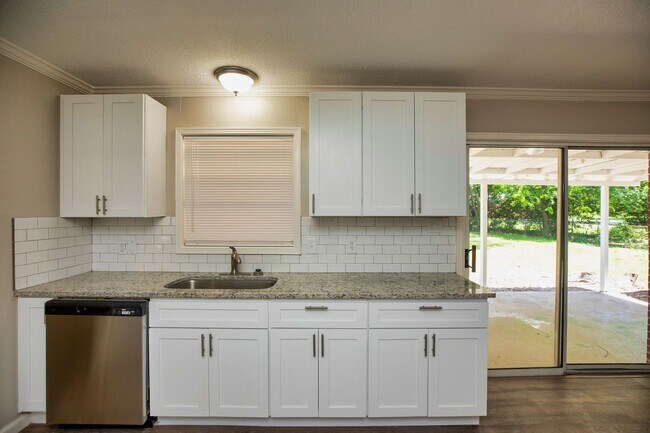 Building Photo - ** 3 bed 2 bath located in Dalraida **Call...