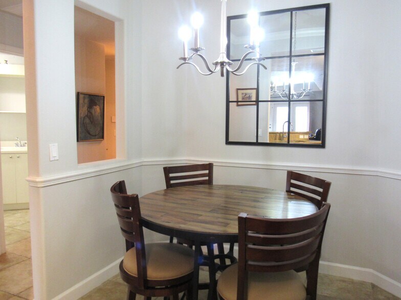 Breakfast nook - 424 Luna Bella Ln