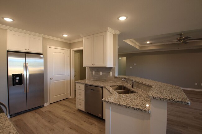 Building Photo - Beautiful 3 Bedroom 2 Bathroom Townhouse in South Tyler! Now offering 1st full month rent free!