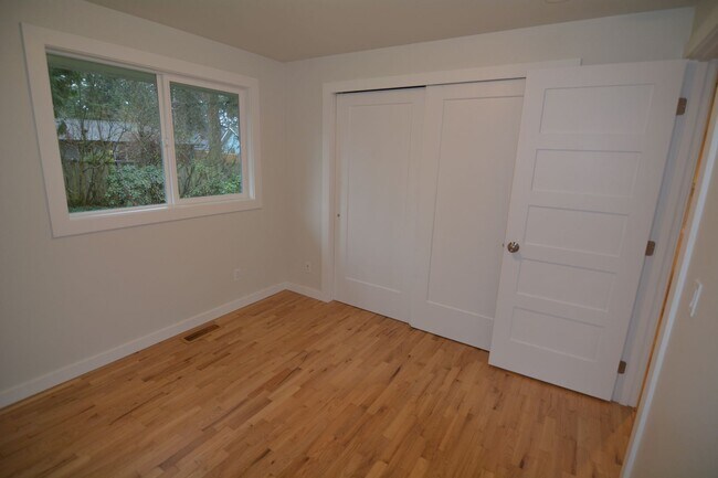Building Photo - Quiet Kirkland Rambler on large, quiet lot