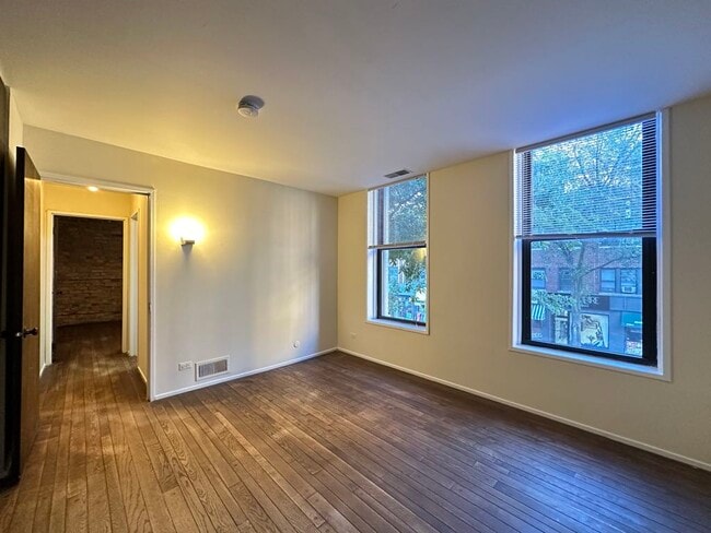 Building Photo - 605 W Surf St