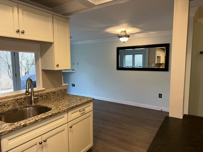 Kitchen & Dining Area - 121 Bay St