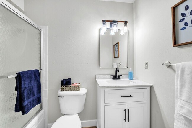 Building Photo - **Move-In Special** Top Floor Condo - Available Now!!