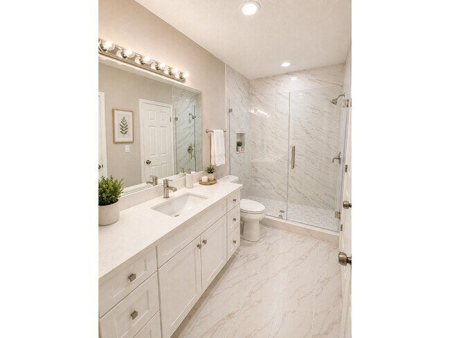 Building Photo - 8123 Redfern Dr