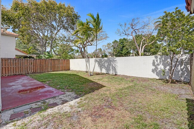 Building Photo - 9821 NW 5th Pl