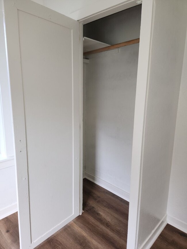 Building Photo - 3-bedroom 1 bath single family dwelling