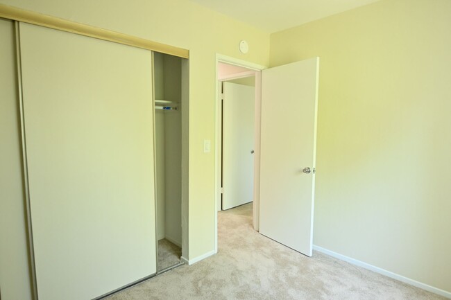 Building Photo - 215 Chantilley Ln