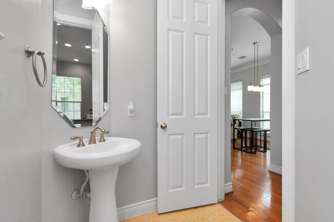 Building Photo - 9038 Lakes Dr