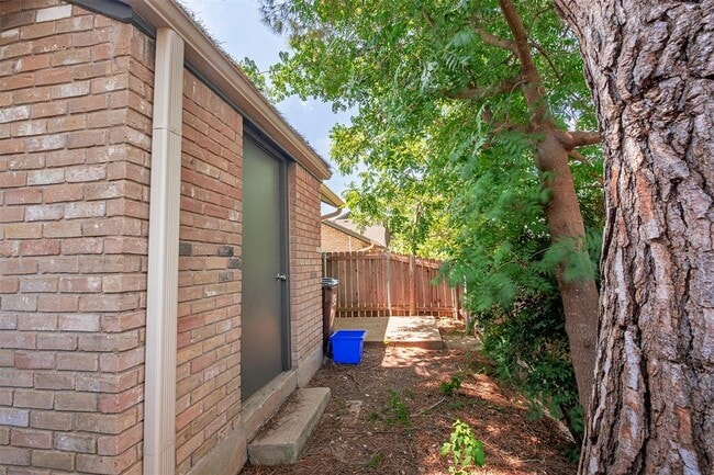 Building Photo - 1015 E Yager Ln