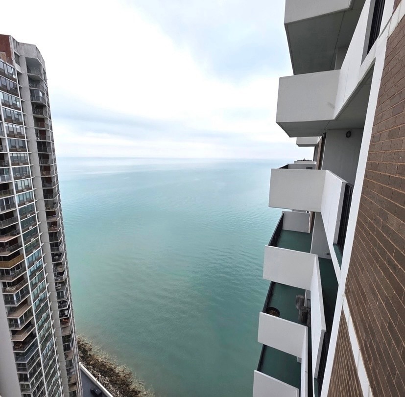 Building Photo - 6033 N Sheridan Rd