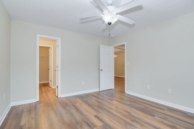 Building Photo - Updated 2 Bed 2 Bath Townhouse!