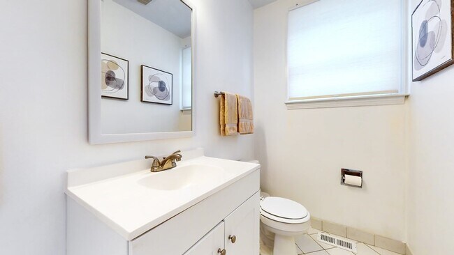 Building Photo - 23 Holman St