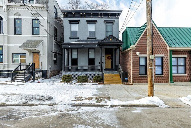 Building Photo - Charming 3BR Duplex in Covington