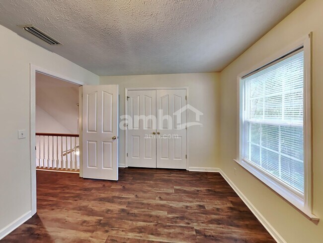 Building Photo - 302 Alexis Dr