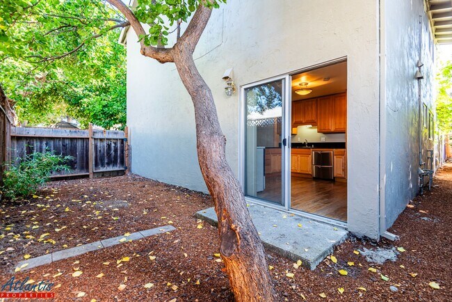 Building Photo - 768 Calderon Ave