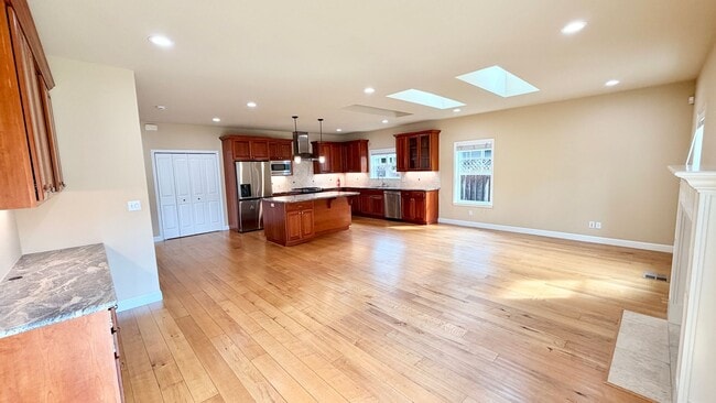 Building Photo - Desirable Mountain View 4 Bed + 3.5 Bath + Office Home. Close to Downtown Mountain View. Great Lo...