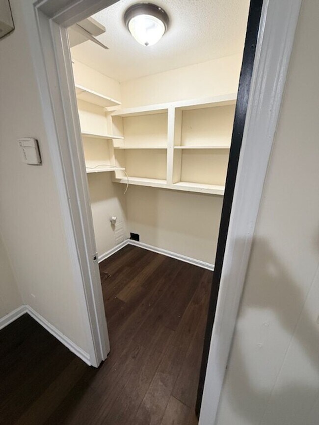 Building Photo - 4 bedroom 2 bath HOUSE!