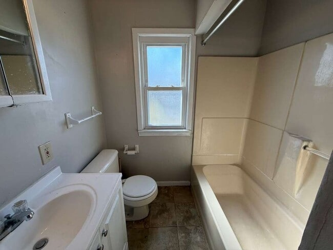 Building Photo - 2-BED, 1 BATH BEAUTIFUL SINGLE- FAMILY HOME IN MAPLE HEIGHTS!