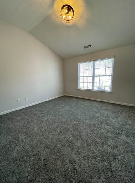 Building Photo - 660 Kenridge Way