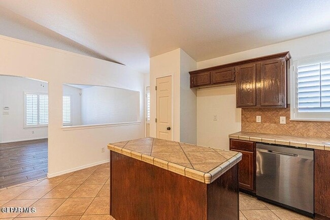 Building Photo - 2080 Shreya St