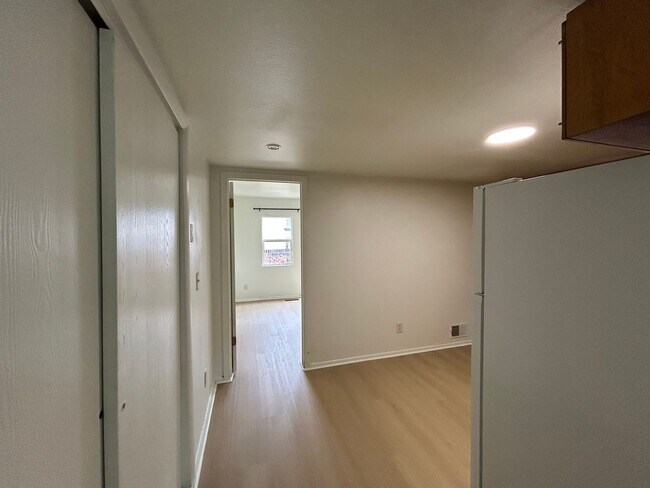 Building Photo - 400 E 4 plex