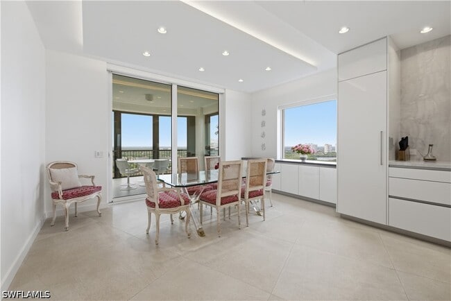 Building Photo - 8665 Bay Colony Dr