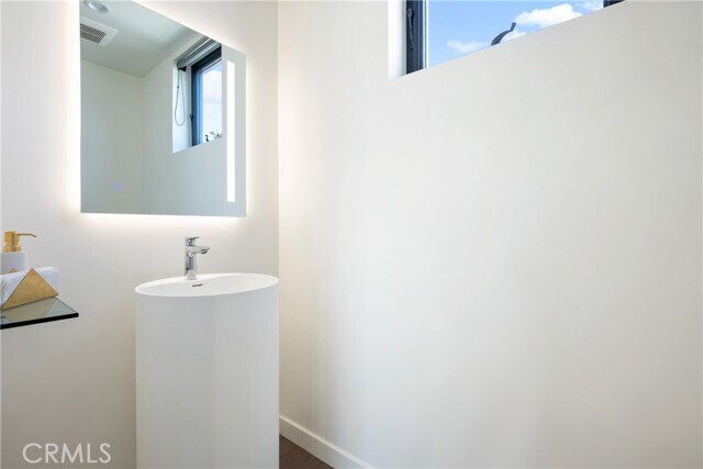 Building Photo - 823 N Fuller Ave