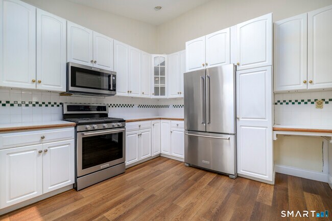 Building Photo - 18 Elm Tree Pl