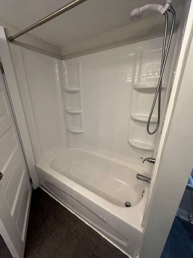 Building Photo - 146 W Lexington Ave